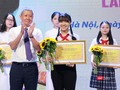 Thứ trưởng Bộ TT&TT Nguyễn Thành Hưng trao Giải Nhất cho em Phan Hoàng Phương Nhi.
