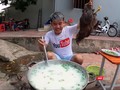 Clip nấu cháo gà nguyên lông của Hưng Vlog vấp phải nhiều chỉ trích. Ảnh chụp màn hình.