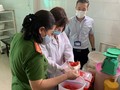 Đoàn kiểm tra làm việc tại cơ sở sản xuất bánh Trung thu Bà Dần. Ảnh: Sở Y tế Hà Nội