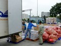 Xe hàng hóa cứu trợ đồng bào miền Trung.