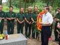 Đồng chí Lê Doãn Hợp cùng cựu chiến binh Sư đoàn 5 thắp hương Liệt sĩ Vũ Xuân Hùng đã được đồng đội đưa hài cốt về quê nhà, xã Phấn Mễ, huyện Phú Lương, tỉnh Thái Nguyên nhân ngày Thương binh Liệt sĩ 27/7 (ảnh: Nguyễn Công Khang)