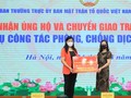 Chủ tịch Ủy ban MTTQ Việt Nam Thành phố Nguyễn Lan Hương chuyển giao trang thiết bị y tế cho Sở Y tế Hà Nội. Ảnh: Cổng TTĐT Hà Nội.
