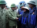 Phó thủ tướng Trịnh Đình Dũng thăm hỏi bà con có nhà cửa bị lũ cuốn ở Lai Châu