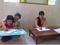 Mẹ Thúy (bìa trái) dạy các con học.