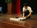 Đỗ Minh Huy tự trồng, gây bệnh trên cây trồng và điều khiển rôbot dò bệnh thử nghiệm - Ảnh: BẢO NGUYÊN