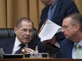 Chủ tịch Ủy ban Tư pháp Hạ viện Jerrold Nadler (Dân chủ) và Dân biểu Doug Collins, thành viên cao cấp của phe Cộng hòa trong ủy ban trao đổi trước cuộc biểu quyết của ủy ban tuyên bố Bộ trưởng Tư pháp William Barr khinh thị Quốc hội, ngày 8/5/ 2019.