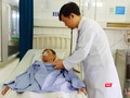 Người đàn ông 60 tuổi đang được bác sĩ điều trị