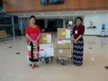 Đại sứ Singapore tại Myanmar - Vanessa Chan (trái) bàn giao các vật tư y tế tài trợ của Singapore cho Giám đốc Phòng thí nghiệm Y tế Quốc gia Myanmar - Htay Htay Tin, bao gồm 3.000 bộ xét nghiệm chẩn đoán và hai máy phản ứng chuỗi Polymerase (PCR) để xét