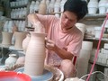 Nghệ nhân Hà Nội Phạm Anh Đạo bên bàn xoay với một sản phẩm gốm được làm theo phương pháp cổ truyền: vuốt- nặn- vẽ- Ảnh nhân vật cung cấp.