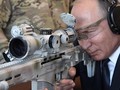 Ông Vladimir Putin trổ tài thiện xạ (Ảnh: AFP)