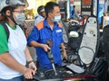 Do gánh quá nhiều chi phí, giá bán lẻ xăng dầu trong nước chưa thể giảm mạnh theo thế giới Ảnh: Tấn Thạnh