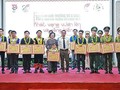 Trao giải thưởng Vừ A Dính cho các cá nhân và tập thể xuất sắc. Ảnh: Báo Nhân dân