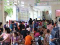 Học sinh tiểu học xếp hàng chờ nhận sách. (Ảnh: Minh Thúy)