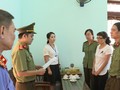 Bà Nguyễn Thị Hồng Nga, chuyên viên Phòng khảo thí và quản lý chất lượng Sở GD-ĐT Sơn La (mặc áo trắng bên phải), nghe tống đạt quyết định khởi tố bị can. 


