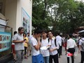 Học sinh trao đổi sau khi thi xong. Ảnh: Minh Thúy