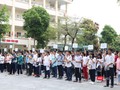 Thí sinh tập trung tại sân trường THCS Dịch Vọng (Cầu Giấy). Ảnh: Minh Thúy