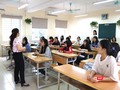 Giám thị phổ biến quy chế thi cho học sinh. Ảnh: Minh Thúy