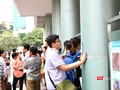 Học sinh xem lịch thi. Ảnh: Minh Thúy