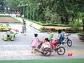 Trẻ vui chơi tại công viên. Ảnh: Minh Thúy