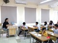 Cán bộ phổ biến quy chế thi. Ảnh: Minh Thúy