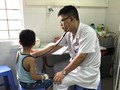 Bác sĩ điều trị cho bệnh nhi.