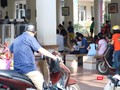 Phụ huynh đón con sau khi tan trường. Ảnh: Minh Thúy