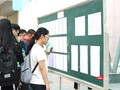 Học sinh xem lịch thi. Ảnh: Minh Thúy