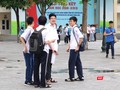 Học sinh trao đổi sau khi thi xong. Ảnh: Minh Thúy