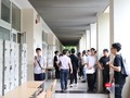 Thí sinh chờ bước vào phòng thi. Ảnh: Minh Thúy