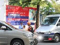 Xe đưa đón học sinh ở bên ngoài cổng trường. Ảnh: Minh Thúy
