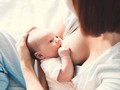 Trẻ được bú sữa mẹ. Ảnh: Internet