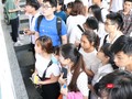 Học sinh xem lịch thi. Ảnh: Minh Thúy