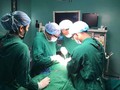 Các bác sĩ thực hiện ca phẫu thuật