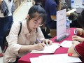 Sinh viên làm thủ tục nhập học. Ảnh: Minh Thúy