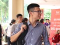 Sinh viên hào hứng trong ngày nhập học. Ảnh: Minh Thúy
