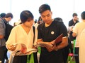 Học sinh, sinh viên tại triển lãm. Ảnh: Minh Thúy