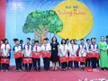 Tặng quà cho học sinh có hoàn cảnh khó khăn, vươn lên trong học tập. Ảnh: Minh Thúy