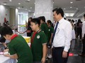 Thứ trưởng Nguyễn Hữu Độ tham quan khu trưng bày cùng các học sinh. Ảnh: Minh Thúy