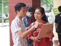 Sinh viên trao đổi thông tin. Ảnh: Minh Thúy