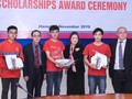 Bà Atsuko Matsuoka, Chủ tịch Merro và GS.TS. Tạ Thành Văn - Hiệu trưởng Trường Đại học Y Hà Nội trao học bổng MERRO cho 3 sinh viên xuất sắc năm 2019.