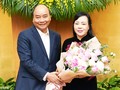 Thủ tướng Nguyễn Xuân Phú chúc mừng nguyên Bộ trưởng Bộ Y tế Nguyễn Thị Kim Tiến. Ảnh: Quang Hiếu