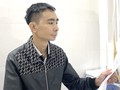 Anh K. cầm trên tay kết quả xét nghiệm trong lần đi tái khám.