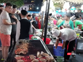 Một khu chợ vào buổi đêm