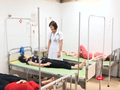 Bác sĩ chăm sóc bệnh nhân