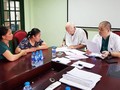 Các bác sĩ khám, tư vấn cho bệnh nhân 