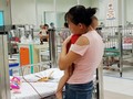 Cha mẹ chăm sóc cho trẻ tại bệnh viện
