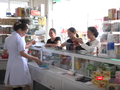 Người dân mua thuốc 