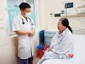 Bác sĩ thăm khám cho bệnh nhân.