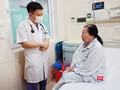 Bác sĩ thăm khám cho bệnh nhân. Ảnh: BVCC