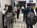 Kiểm tra thân nhiệt của hành khách đi tàu từ Vũ Hán đến Hồng Kông (Ảnh: Đông Phương).